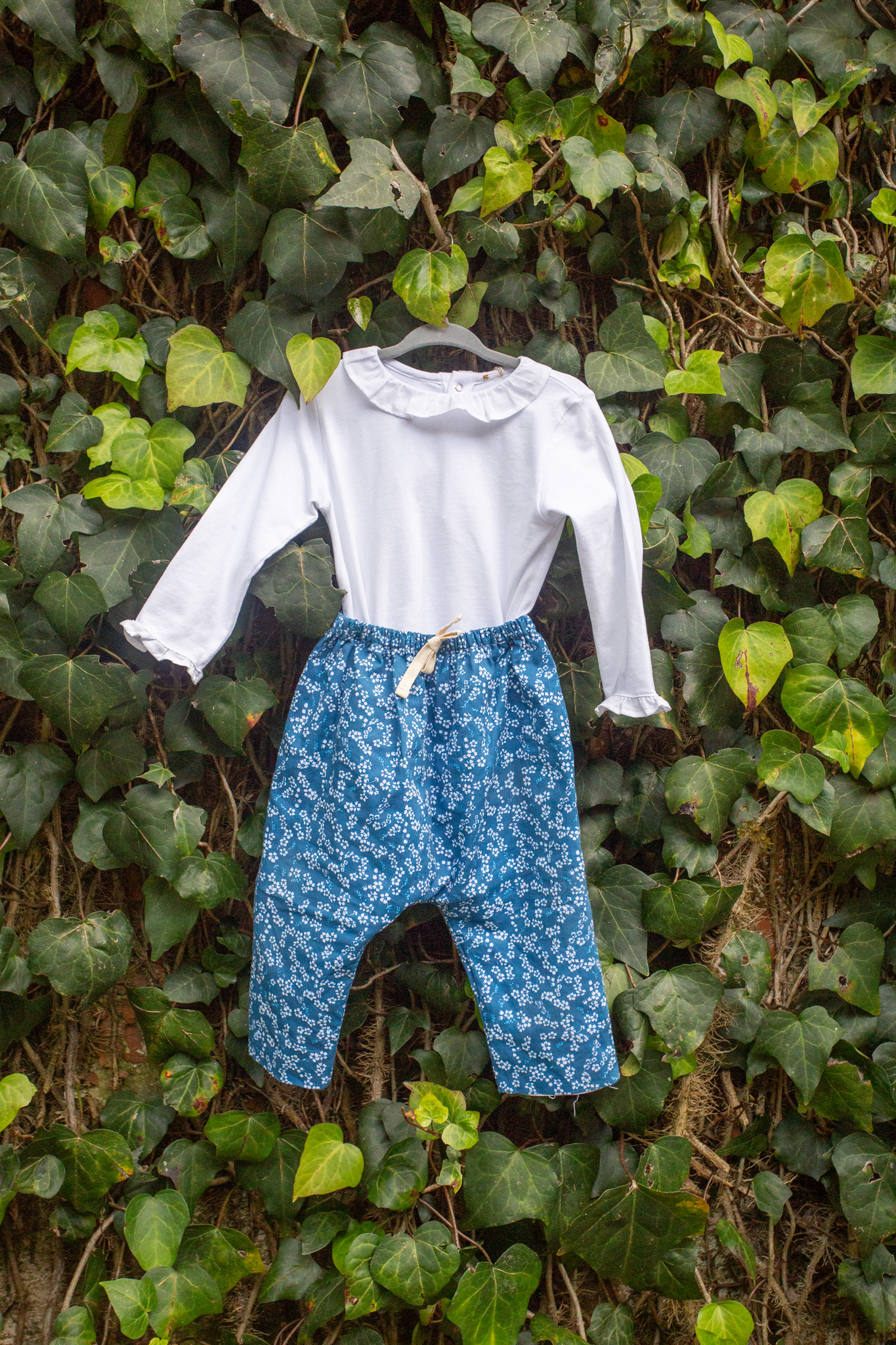 Pantalón Harem - Flores Azules y Blancas